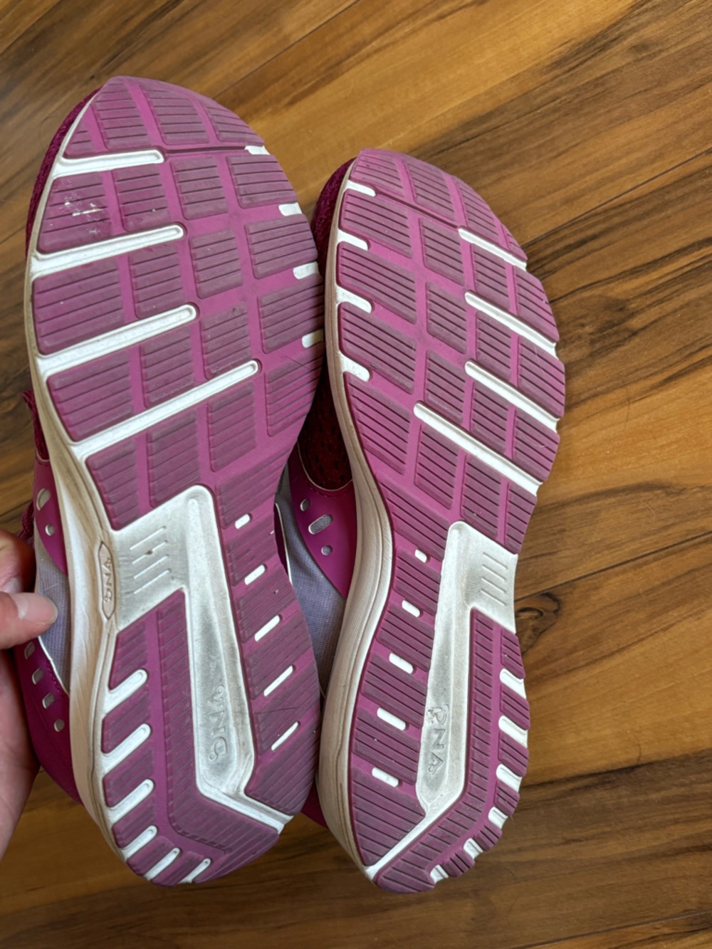 Brooks women, fuchsia, pink, running shoes sneakers range 2 size 9 - Picture 9 of 11
